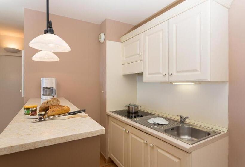 Отель Madame Vacances Domaine Du Provence Country Club Service Premium