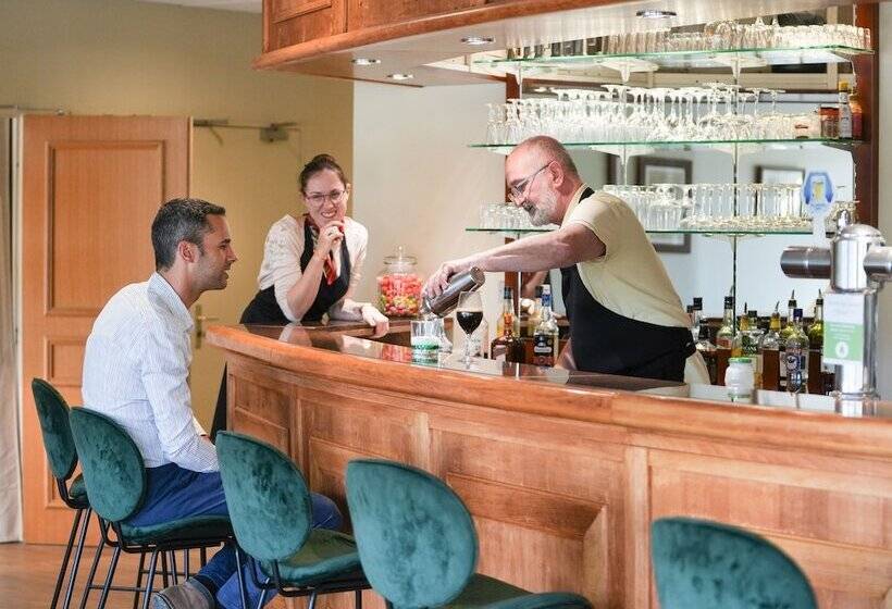 בית מלון כפרי Mount Venturi   Aix En Provence Sainte Victoire   Bar & Restaurant & Padel