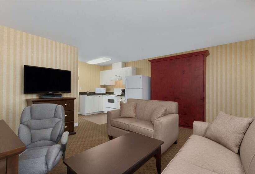 هتل Travelodge By Wyndham Kamloops Mountview