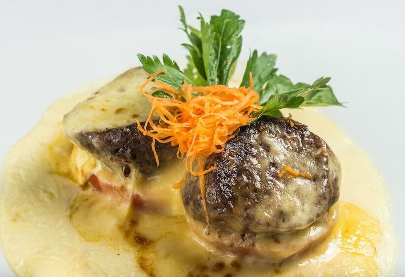 هتل Dann Combeima