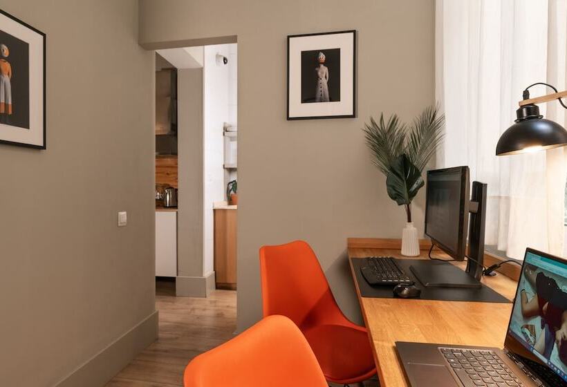 هتل Chic & Basic Tallers Hostal