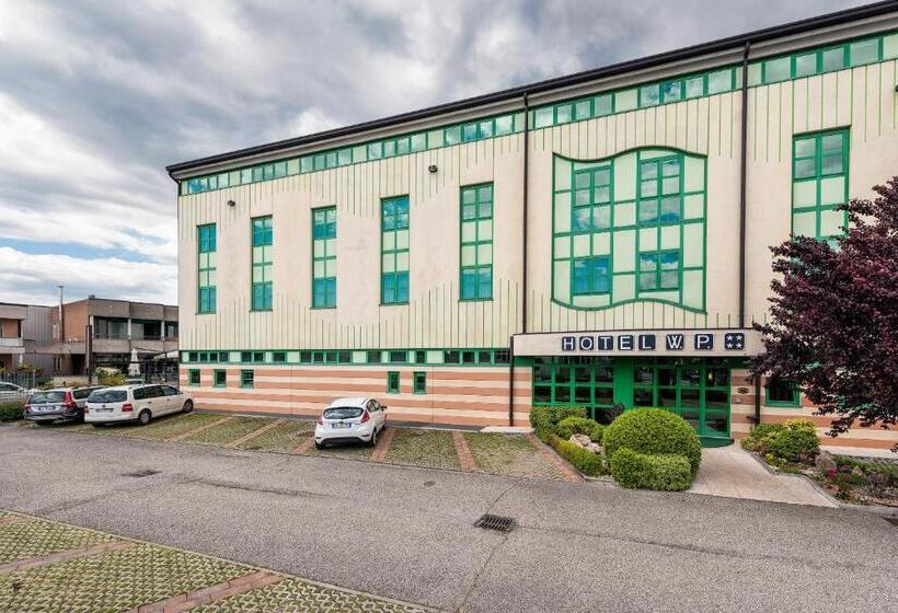 בית מלון כפרי West Point Airport