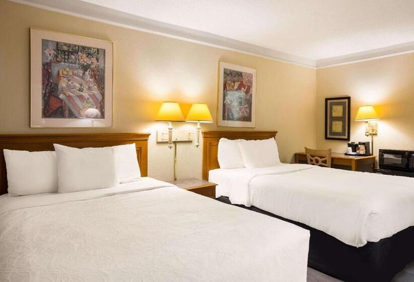 هتل Super 8 By Wyndham Savannah