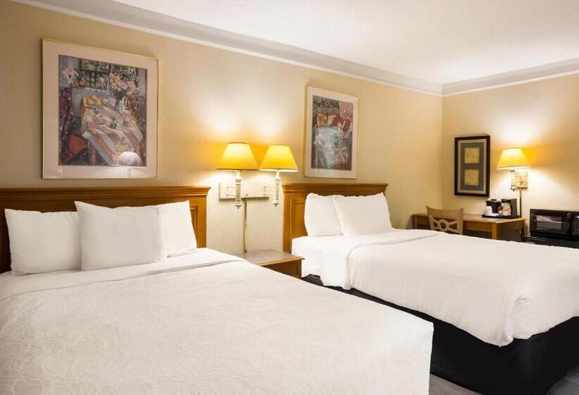 هتل Super 8 By Wyndham Savannah