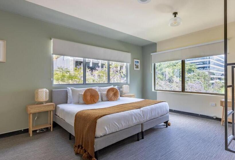 هاستل Selina Brisbane