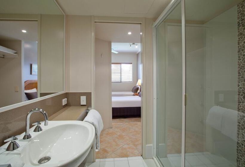 酒店 Coral Sands Beachfront Resort