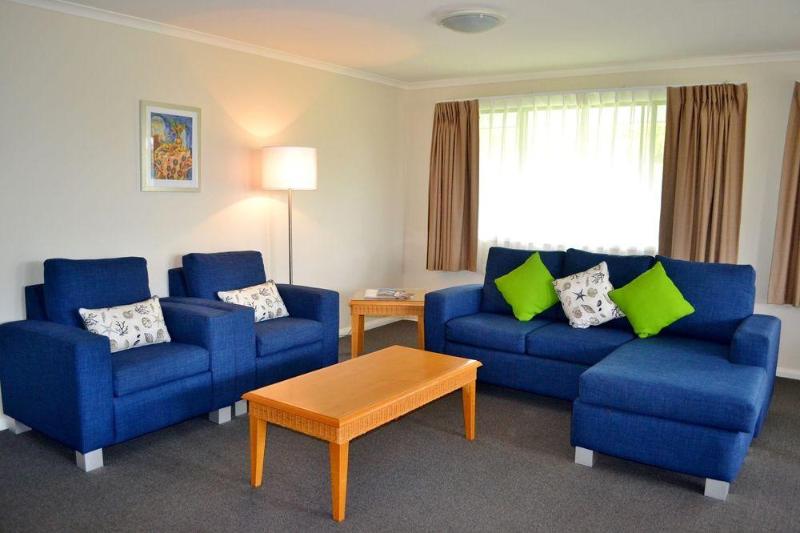 هتل Flynns Beach Resort