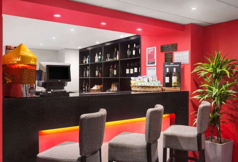 בית מלון כפרי Ramada London South Mimms