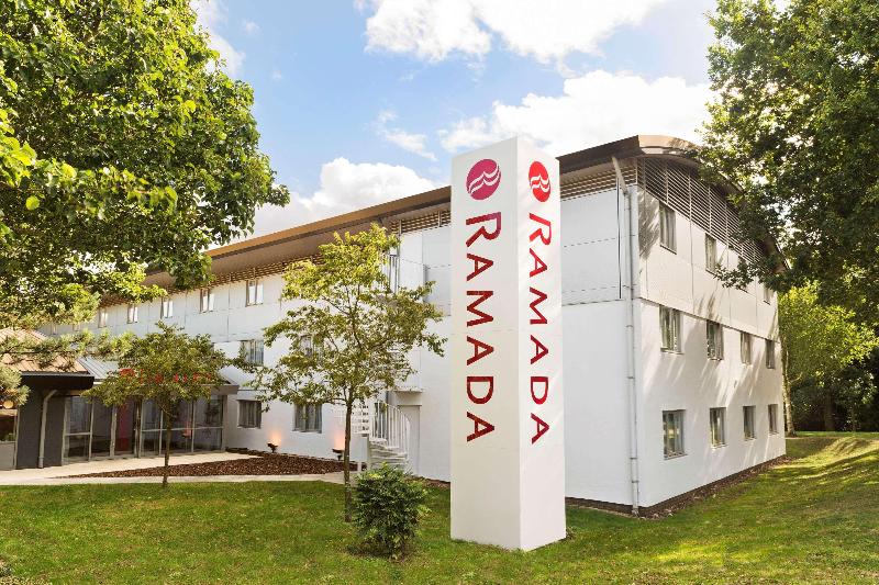 בית מלון כפרי Ramada London South Mimms