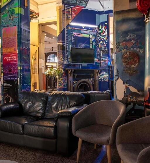 فندق Sundancer Backpackers Hostel