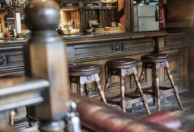 هتل The Mad Hatter