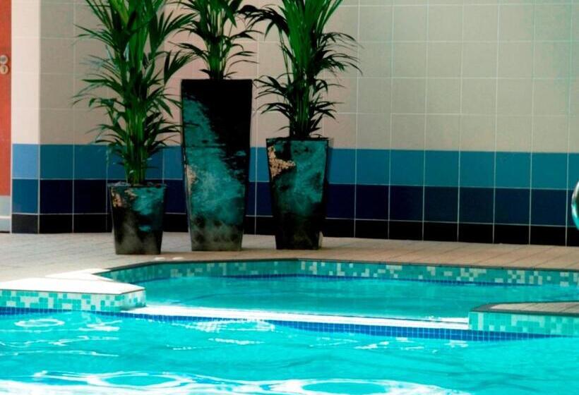 Burleigh Court Hotel And Leisure