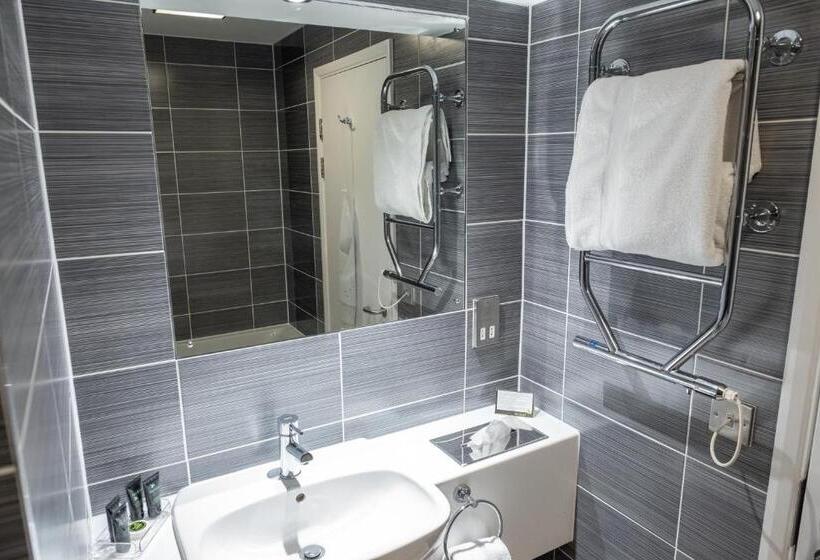 Burleigh Court Hotel And Leisure