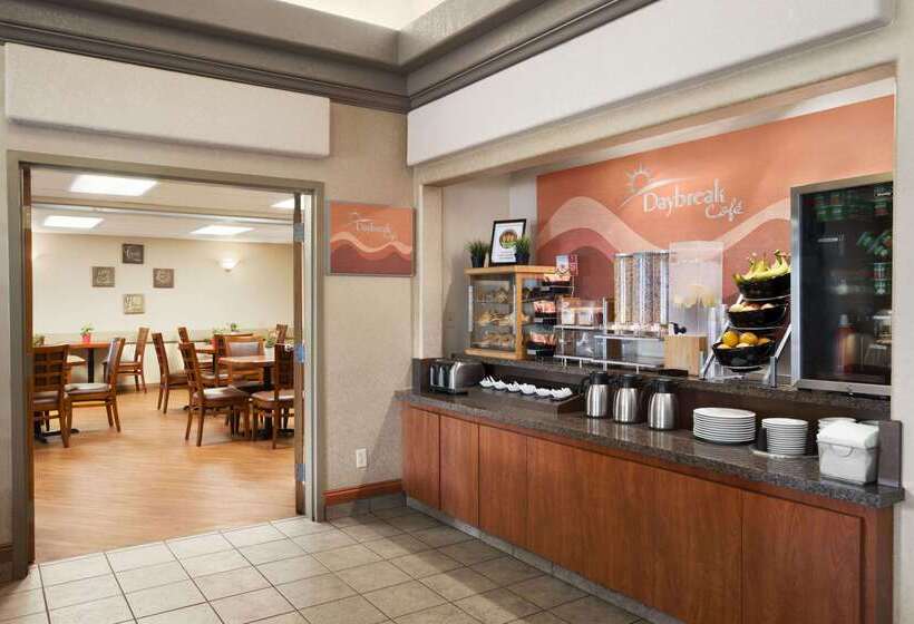 בית מלון כפרי Days Inn By Wyndham Calgary Airport