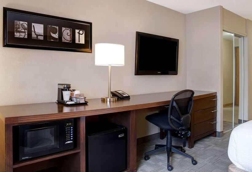 هتل Days Inn By Wyndham Medicine Hat