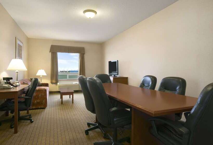 هتل Days Inn By Wyndham Moose Jaw