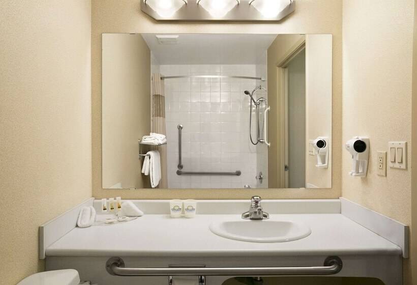 هتل Days Inn By Wyndham Moose Jaw