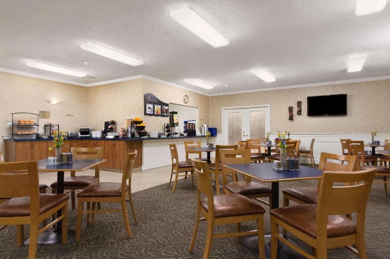 هتل Days Inn By Wyndham Saskatoon