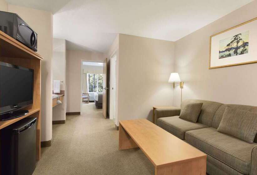 هتل Days Inn & Suites By Wyndham Thunder Bay