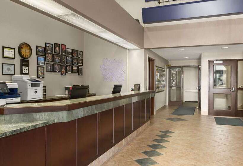 فندق Days Inn & Suites By Wyndham Winkler