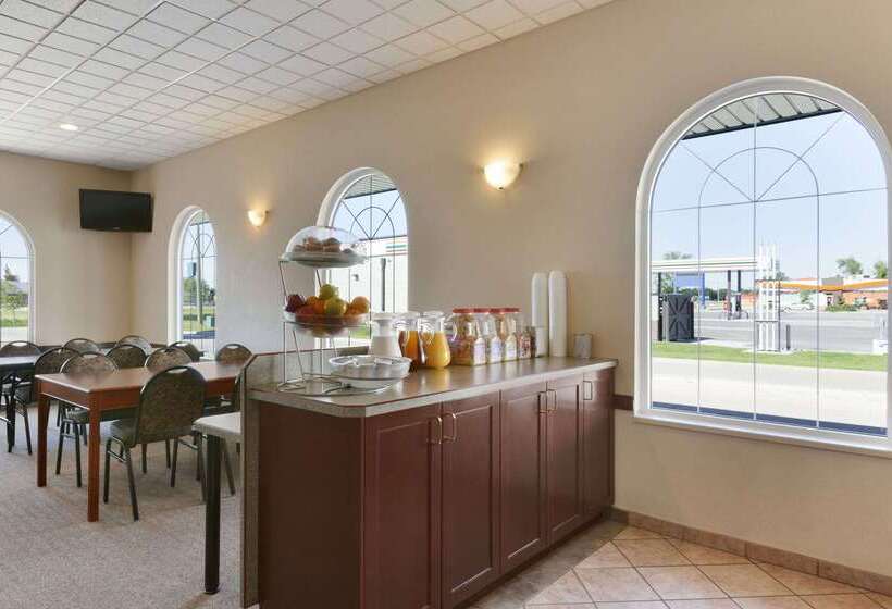 فندق Days Inn & Suites By Wyndham Winkler
