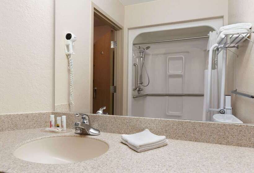 فندق Days Inn & Suites By Wyndham Winkler