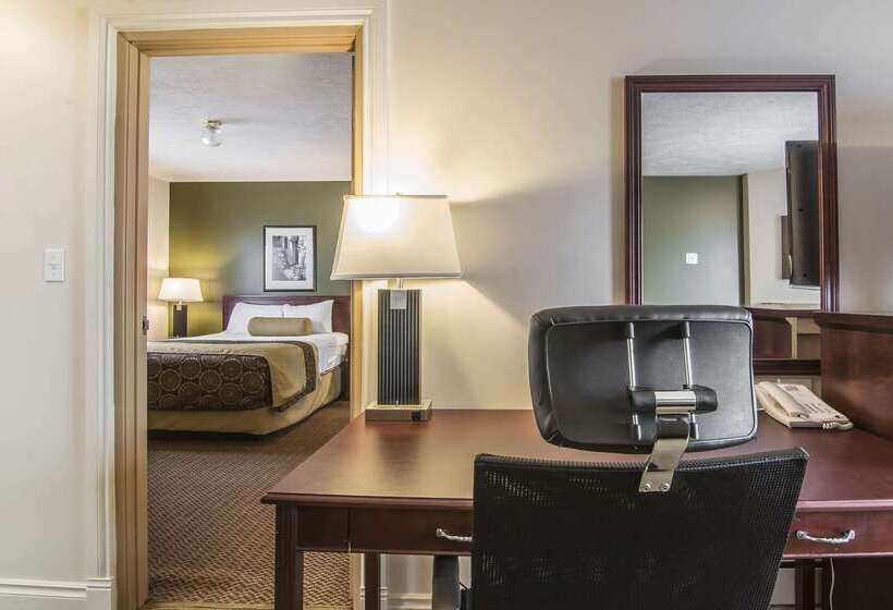 Отель Econo Lodge Inn & Suites High Level