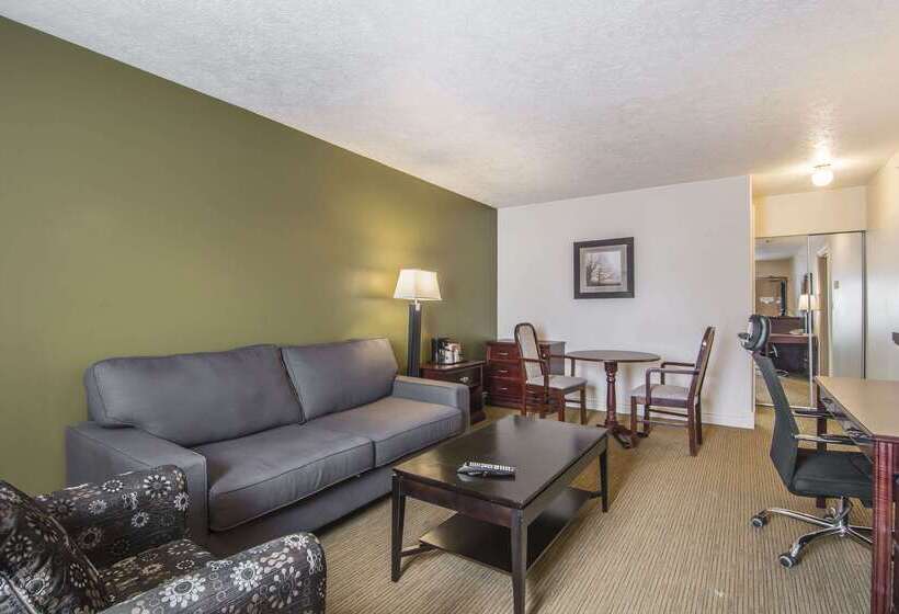 בית מלון כפרי Econo Lodge Inn & Suites High Level