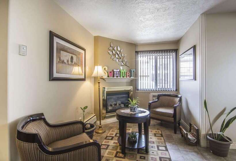 בית מלון כפרי Econo Lodge Inn & Suites High Level