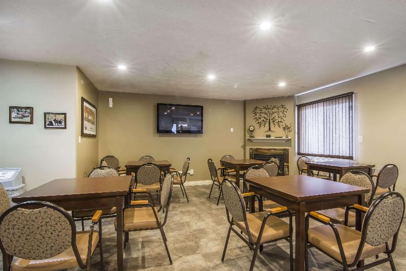 בית מלון כפרי Econo Lodge Inn & Suites High Level