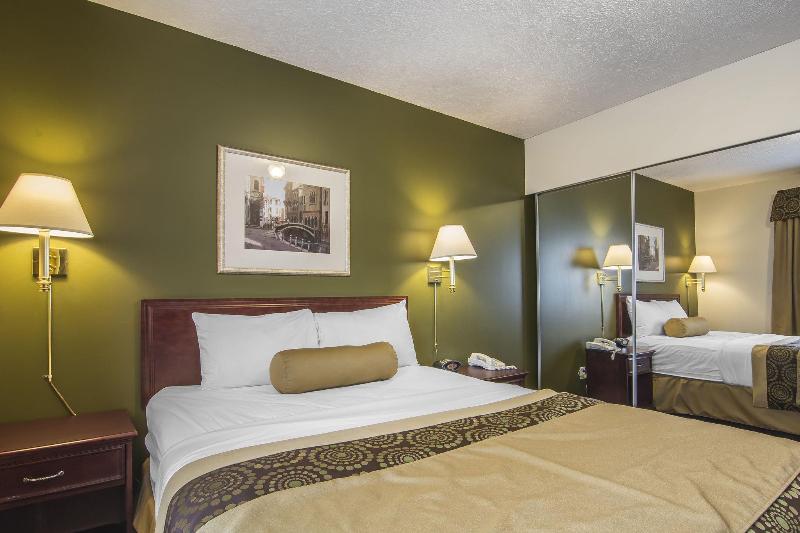 בית מלון כפרי Econo Lodge Inn & Suites High Level