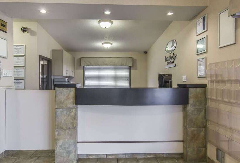 בית מלון כפרי Econo Lodge Inn & Suites