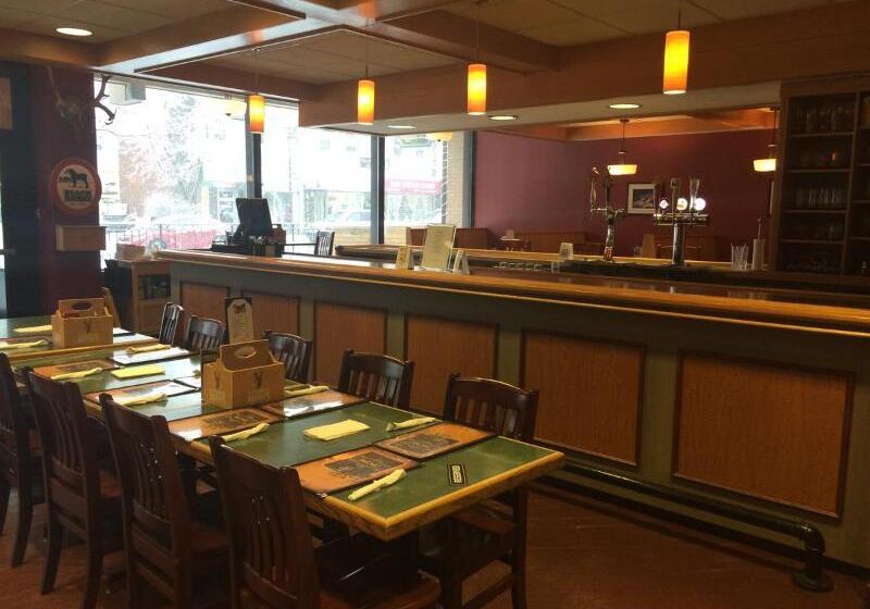 فندق Greenwood Inn & Suites