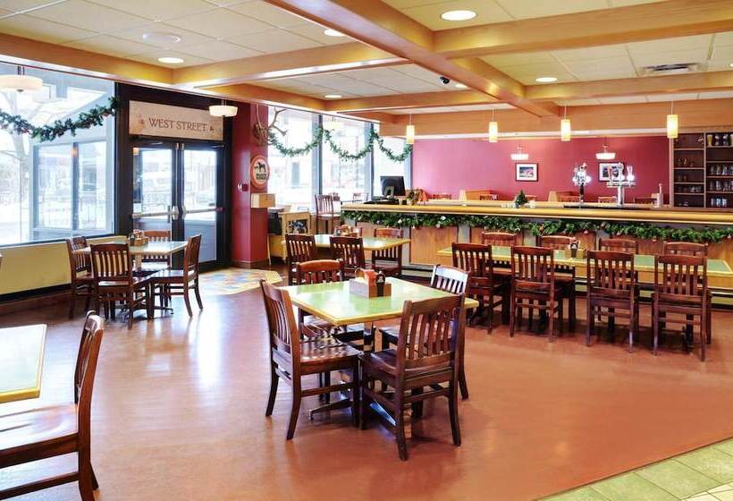 فندق Greenwood Inn & Suites
