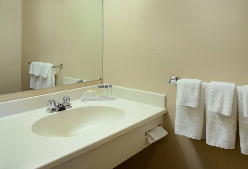 فندق Greenwood Inn & Suites