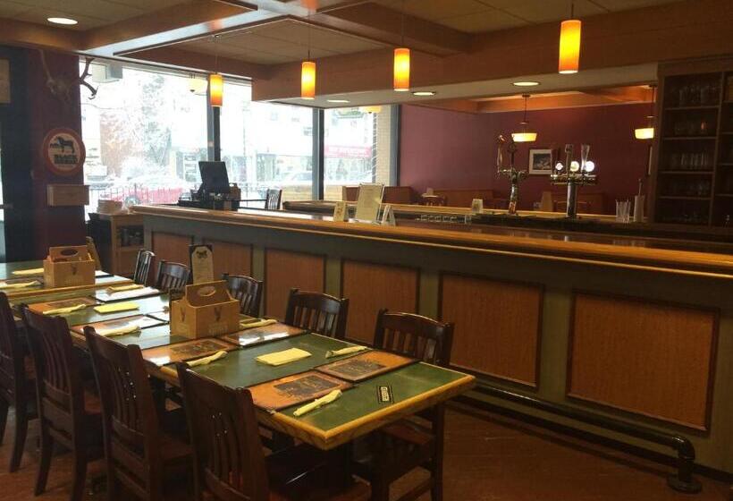 فندق Greenwood Inn & Suites