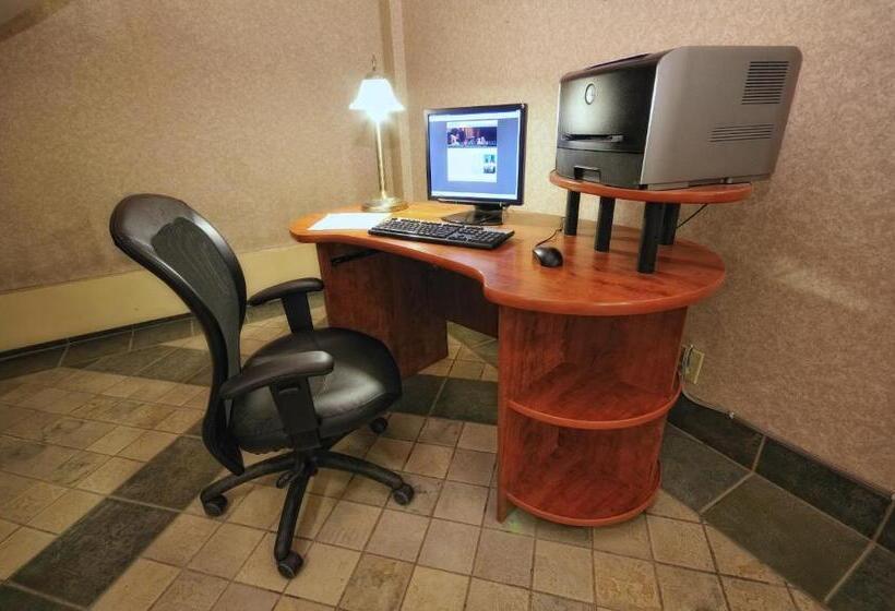 فندق Greenwood Inn & Suites