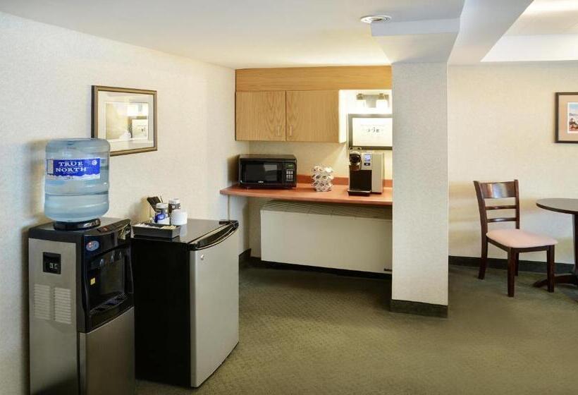 فندق Greenwood Inn & Suites