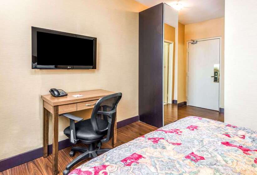 Отель Howard Johnson By Wyndham Toronto Downtown West
