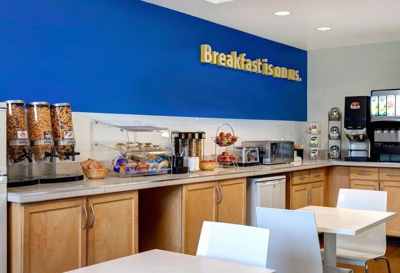 בית מלון כפרי Days Inn By Wyndham Whitecourt