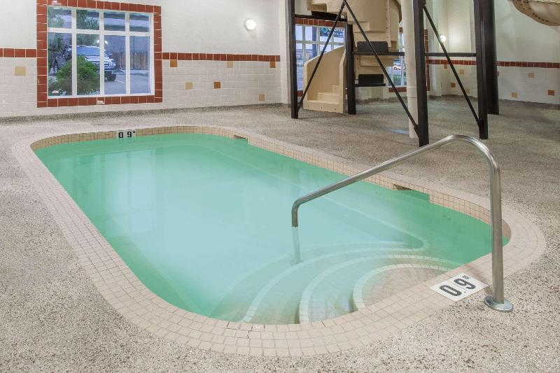 בית מלון כפרי Ramada By Wyndham Camrose