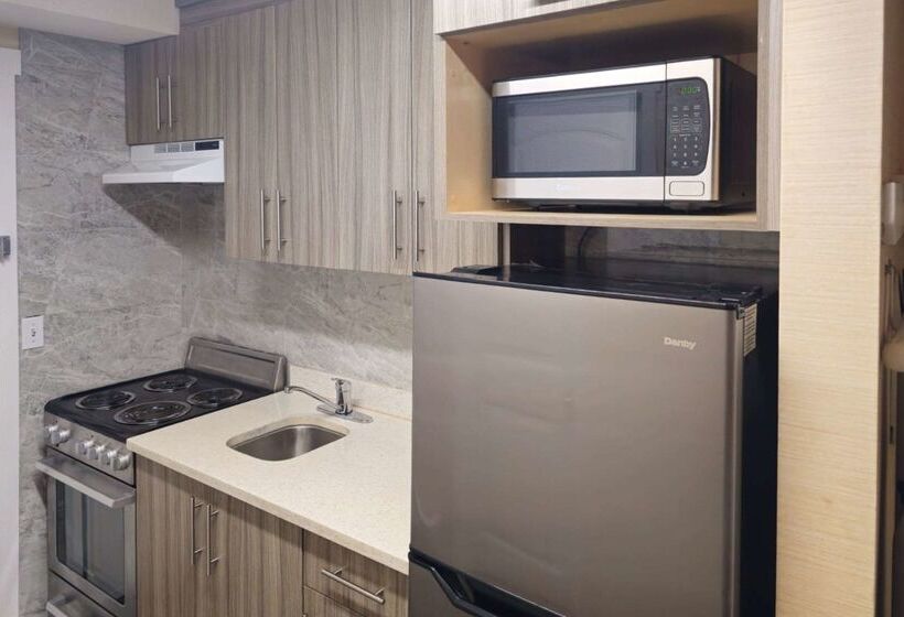 هتل Rodeway Inn & Suites