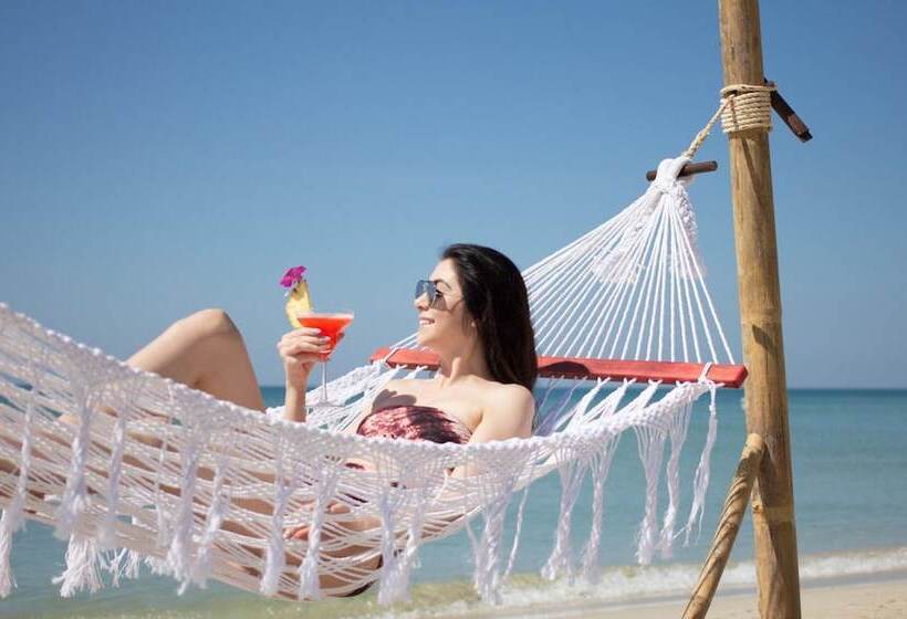 هتل Aana Resort & Spa