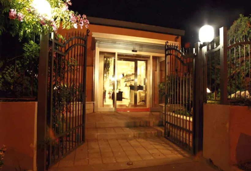 فندق Palace 2000