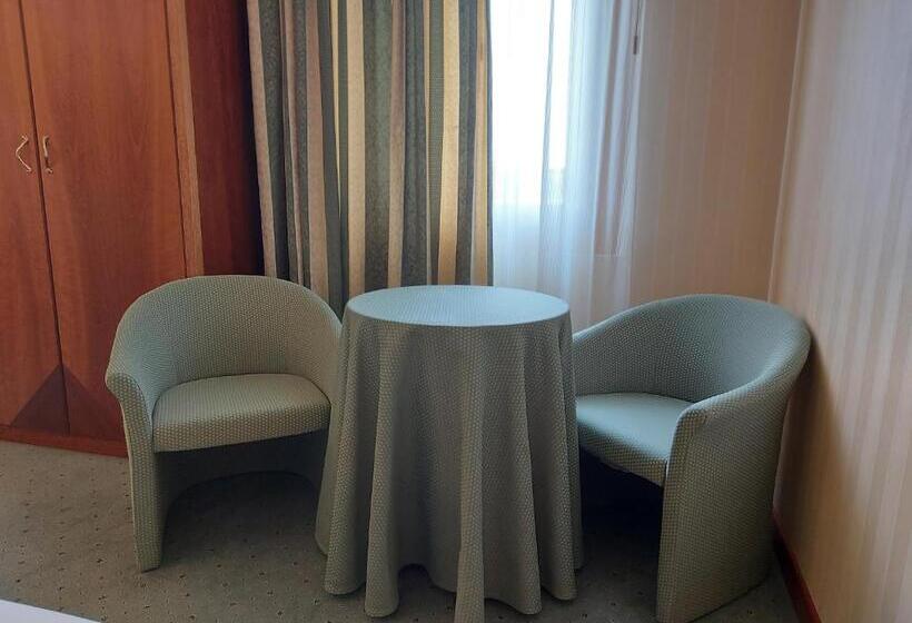 Phi Hotel Astoria