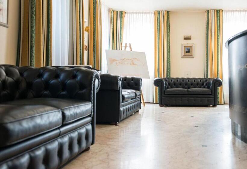 Phi Hotel Astoria