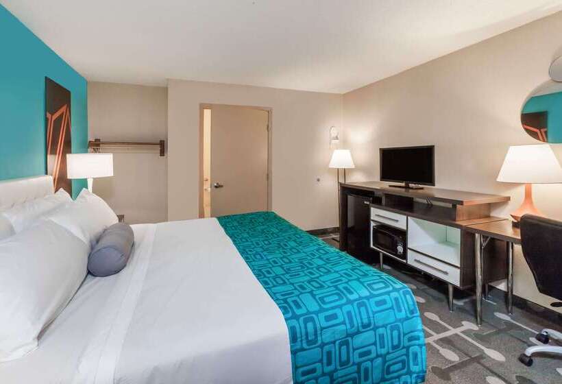 هتل Howard Johnson By Wyndham Romulus Detroit Metro Airport