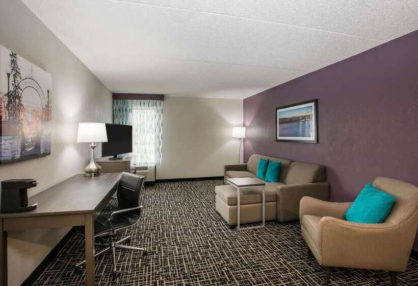 هتل La Quinta Inn By Wyndham Davenport & Conference Center