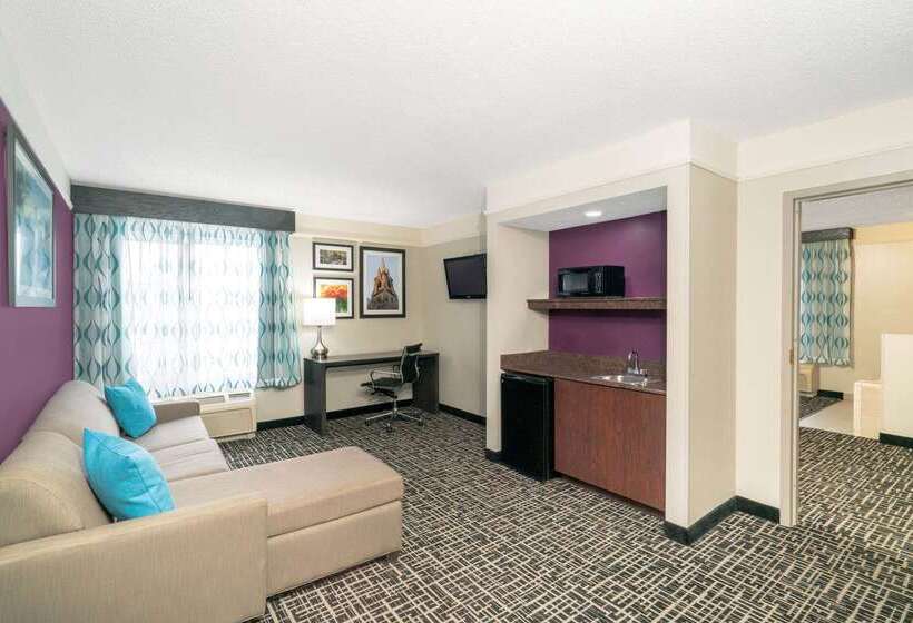 هتل La Quinta By Wyndham Latham Albany Airport