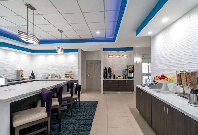 هتل La Quinta By Wyndham Latham Albany Airport